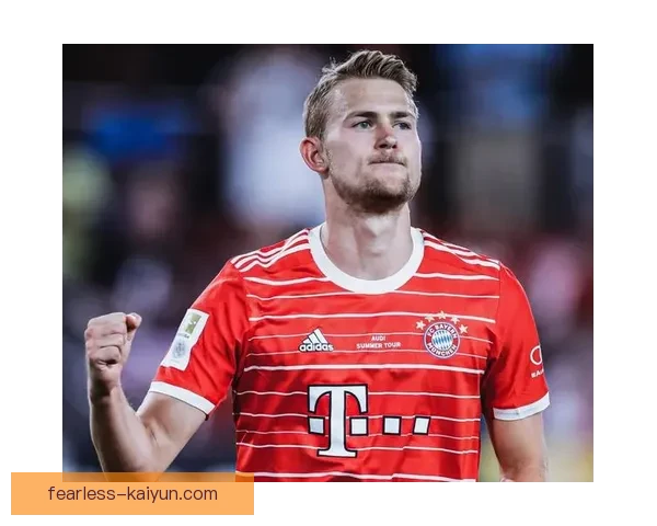 德里赫特在本赛季表现稳定，防守能力持续提升，值得关注。