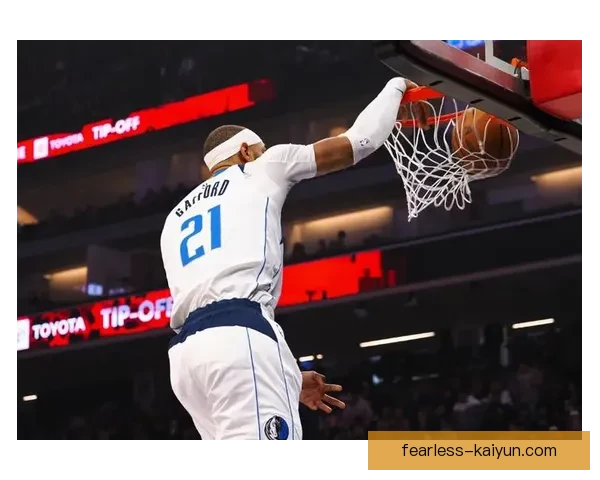 戴维斯防守端表现稳健，成为球队防线中不可或缺的关键角色