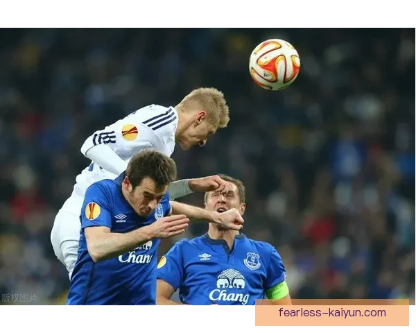 泰勒·哈伍德-贝利斯本赛季英超表现稳健，状态持续提升